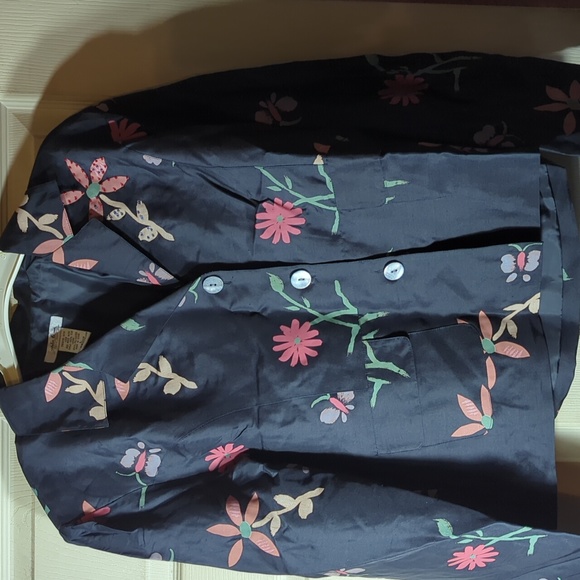 Ladies large button up top with floral design and two pockets - Picture 1 of 2